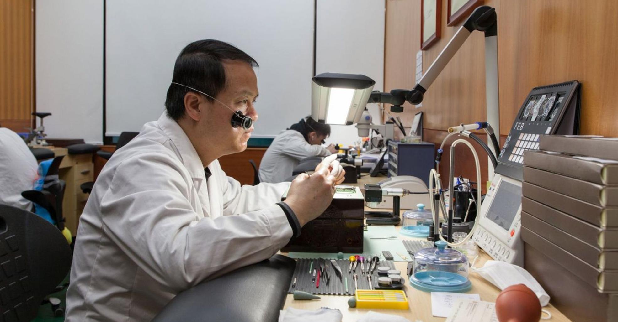FOTO 1 | Relojero de Hong Kong. Un trabajador ensambla relojes en Memorigin Watch Company en Hong Kong. Foto: Verónica Sanchís (Foto: Bloomberg)