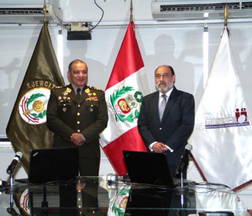 El Comandante General del Ejército del Perú, César Astudillo, y el jefe del Reniec, Jorge Yrivarren, suscribieron hoy un contrato utilizando sus DNI electrónicos. (Foto: Difusión)