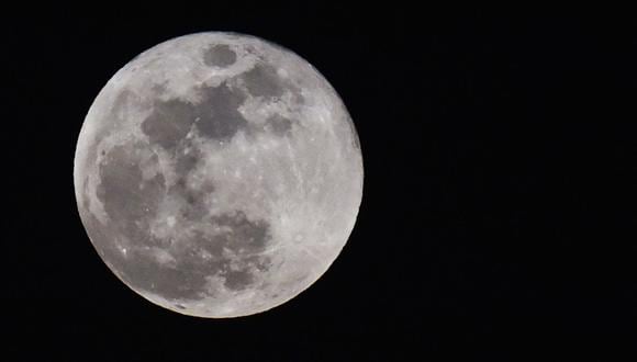 La luna llena se ve durante un eclipse lunar penumbral en la Ciudad de México el 5 de junio de 2020 (Foto: Rodrigo Arangua / AFP)
