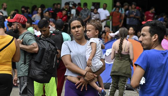 Una migrante venezolana sostiene a un niño en sus brazos al llegar a un albergue improvisado en Ciudad de Panamá, el 23 de octubre de 2022. (Foto: Luis ACOSTA / AFP)