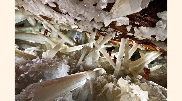 Cuevas de Naica (México). Estos colosales cristales de yeso, de hasta 11 metros de longitud, crecieron  gracias a un mecanismo estable de autoalimentación por el cual, por un lado, se disolvía parte de la anhidrita (sulfato de calcio anhidro) que había en