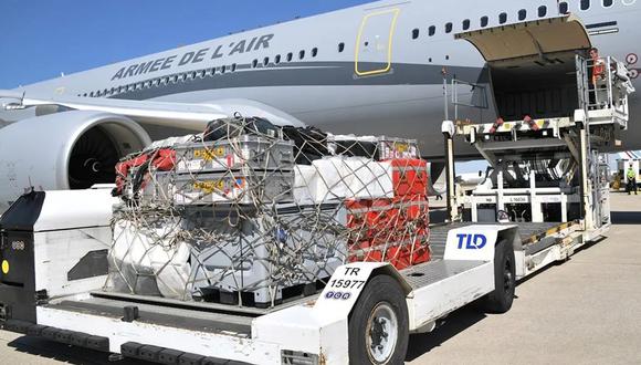 Imagen de archivo de un cargamento con ayuda de emergencia en el aeropuerto francés de Roissy. EFE/EPA/Bertrand Guay