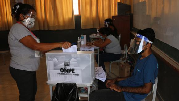 La ONPE detalla qué trámites no se pueden realizar si no se ha pagado la multa electoral. (Foto: ONPE)