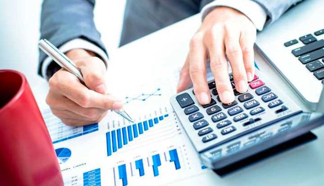 FOTO 7 | 7. Eres capaz de vivir con menos de lo que ganas. Otra característica común entre los millonarios es que son capaces de vivir con menos de lo que tienen. En lugar de presumir su riqueza, manejan automóviles prácticos, tienen casas modestas y no gastan su dinero en cosas inútiles. 

Por ejemplo, mi esposa y yo tratamos de ahorrar 50% de todo lo que ganamos y una parte la invertimos. Eso nos generará un buen ingreso en el futuro. Podríamos salir y gastar dinero (y sí, ocasionalmente lo hacemos), pero siempre tenemos en mente la meta a largo plazo. (Foto: 123RF)