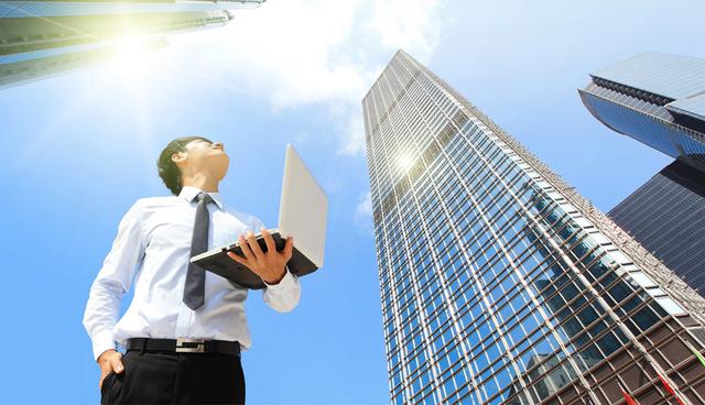 FOTO 7 | 7.      ¿Existe una penalidad para las empresas que incumplen los plazos? ¿A cuánto asciende? Si el empleador no cumple con realizar los depósitos, estará obligado al pago de los intereses que hubiera generado el depósito de haberse efectuado oportunamente, así como, deberá asumir la diferencia de cambio, en los casos de depósitos en moneda extranjera.

Adicionalmente y dependiendo del número de trabajadores, el empleador considerado no MYPE estará sujeto a una multa que fluctuará entre 1.35 y 22.50 Unidades Impositivas Tributarias (UITs), por considerarse una falta grave. Esta multa se verá reducida hasta en un 80%, si en caso de una inspección y hasta un año, el empleador regulariza la infracción, siempre que iniciado el procedimiento sancionador el infractor reconozca su responsabilidad de forma expresa y por escrito. (Foto: iStock)