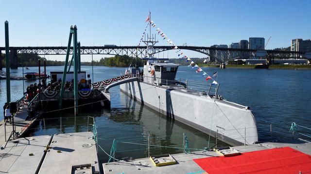 El "Sea Hunter", que es su nombre, fue construido frente a la costa de Oregon y transportado en barcazas a San Diego. El prototipo puede viajar a casi 50 kilómetros (30 millas) por hora y está equipado con una serie de sensores y de sistemas ópt