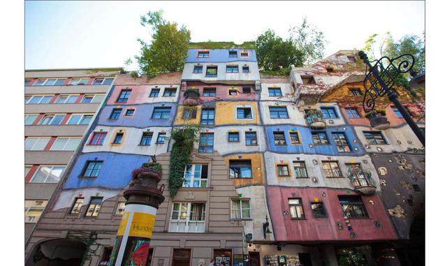 HUNDERTWASSER BUILDING – AUSTRIA. Es uno de los edificios más hermosos de Viena. Lo construyó y lo firmó el artista y arquitecto Friedensreich Hundertwasser.