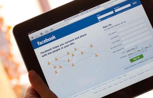 FOTO 31 | SIGUE LAS CUENTAS DE REDES SOCIALES PARA APROVECHAR LAS VENTAS RELÁMPAGO. "Sigue en Twitter y Facebook a los sitios en los que te interesa quedarte, comer o visitar", dice Sampson. También aconseja seguir tus marcas preferidas en Yelp. "Si están ofreciendo un descuento a los seguidores o ventajas para los que se registran, las posibilidades son buenas, así es como lo descubrirás", agrega. Dubash también destaca a las redes sociales como una plataforma clave para aprovechar los descuentos y descuentos instantáneos. JetBlue incluso publica ventas relámpago en su cuenta @JetBlueCheeps. "A menudo extienden las ofertas solo a las personas que las siguen en las redes sociales u ofrecen descuentos por referirse a una promoción en las redes sociales", dice Dubash. (Foto: Getty)