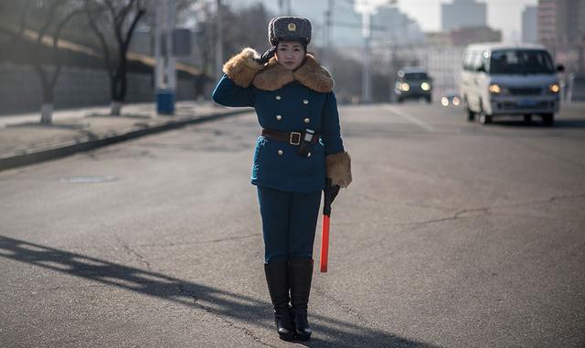Estas 300 agentes trabajan en Pyongyang. Las autoridades se afanan en dar la mejor imagen posible de la capital, pese a la pobreza reinante en este país dotado de armamento nuclear. Este ejército de jóvenes fotogénicas, que hacen las delicias de los turis