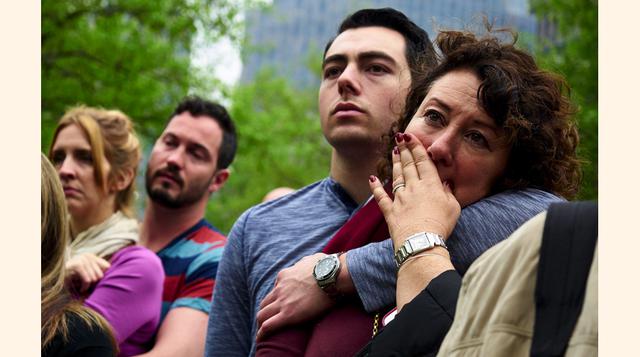Muchas personas en Nueva York siguieron la ceremonia de inauguración del museo mediante pantallas gigantes.