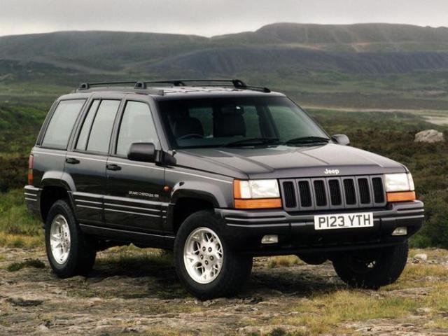 12. GRAND CHEROKEE (1992). En los noventas entra en escena la Jeep Grand Cherokee con la firme intención de proponer al usuario un vehículo que constituyera una nueva referencia en el sector de los SUV. Algunos todavía recuerdan el impacto que causó su pr