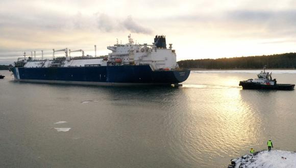 El barco Exemplar de la Unidad Flotante de Almacenamiento y Regasificación (FSRU), fletado por Finlandia para reemplazar el gas ruso, es asistido por remolcadores cuando llega al puerto de Inkoo, al oeste de Helsinki, el 28 de diciembre de 2022. (Foto de Jussi Nukari / Lehtikuva / AFP)