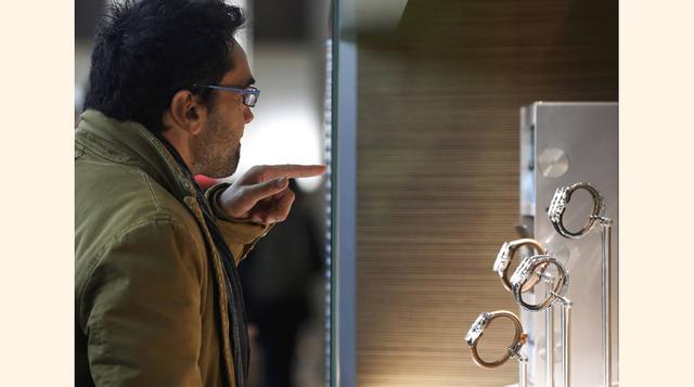 La marca relojera suiza Breitling no podía estar ausente en esta ocasión. Aquí un visitante observa el mostrador de un reloj Breitling en Baselworld, Basilea. (Foto: Reuters)