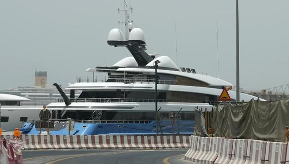 El espectacular buque de casco azul pertenece a Andrei Skoch, uno de los miembros más ricos de la Duma.