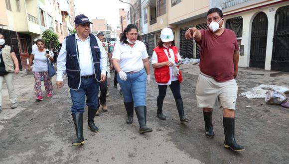 Ministra Fabiola Muñoz recorre zona afectada por aniego en SJL. (Foto: Difusión)