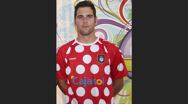 Recreativo de Huelva 2012/13. El Recreativo se caracteriza por sus tradicionales líneas azules y blancas. En la camiseta alterna, sin embargo, sucedió algo curioso el año 2012. El club español se presentó con una ‘piel’ roja manchada con numerosos círculo