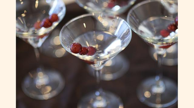 Ginebra: Su sabor en cocteles es espectacular, pues su sabor permite combinarla y dar sabores que no pensaría en cocteles como martini. (foto: Getty)