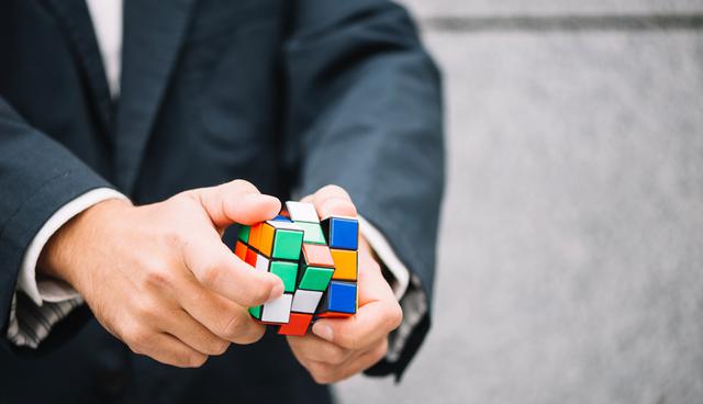 FOTO 6 | 6. Aprende sobre la marcha
La vida debe ser una gran experiencia de aprendizaje. Siempre debemos buscar ampliar nuestras mentes y aumentar nuestra sabiduría y conocimiento. Branson nunca fue a la universidad, de hecho, dejó la preparatoria antes de terminar, pero nunca dejó de aprender. Considera la vida como un curso universitario largo y busca aprender al menos una cosa nueva cada día.
Branson ha lanzado una gran variedad de empresas durante décadas, a menudo en áreas con las que no está familiarizado. La clave es que, cuando te sumerges en una nueva industria, dice el millonario, necesitas aprender rápidamente, pero también debes sentirte motivado a hacerlo. (Foto: Freepik)