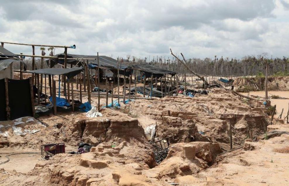 Un campamento en una mina de oro informal se ve durante una operación militar para destruir maquinaria ilegal en Madre de Dios. (Foto: Reuters)