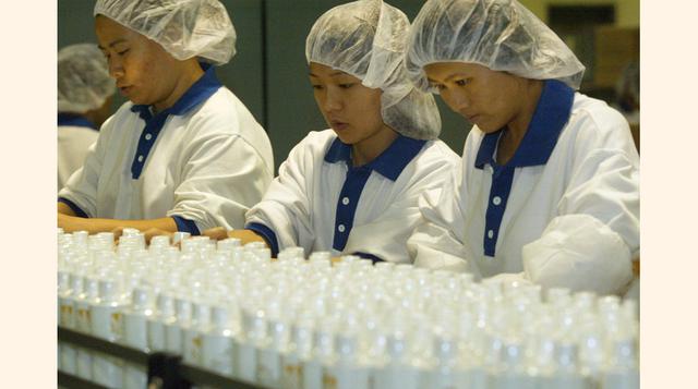 El 50% de las mujeres en el mundo participa en el mercado de trabajo en comparación con el 77% de los hombres. Desde restricciones legales en materia laboral hasta la falta de opciones en carrera y atención hacen que las tasas de desocupación de las mujer