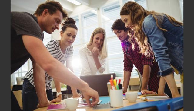 FOTO 3 | 3. Apégate a un horario estricto
Muchos tienen la idea errónea de que, para ser creativo, es preciso llevar una vida sin orden ni estructura y sin sentir la necesidad de hacer nada. Sin embargo, los hábitos de las personas altamente exitosas y creativas sugieren lo contrario. De hecho, casi todas las personas creativas organizan sus días de manera rigurosa. El psicólogo William James describió el impacto de tener un horario estricto en la creatividad, diciendo que el simple hecho de tener una rutina puede “liberar nuestras mentes para enfocarnos en un campo de acción realmente interesante”.