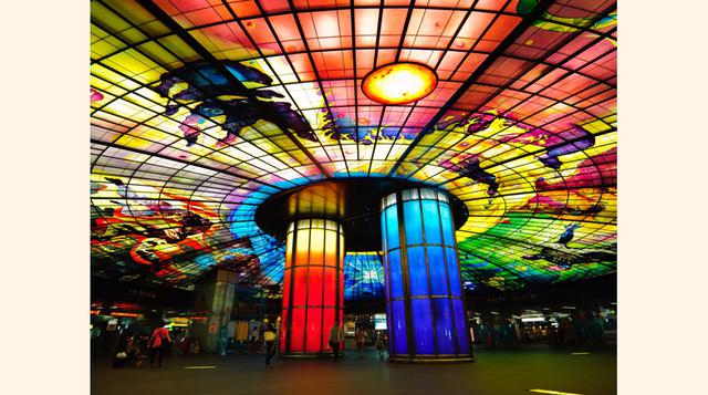 1. Dentro de la estación de Formosa Boulevard de Kaohsiung, Taiwán, hay una obra de arte de vidrio de 4,500 paneles hecha por Narciso Quangliata, considerada la obra de vidrio más grande en el mundo. Gracias a los impresionantes efectos de calidoscopio de