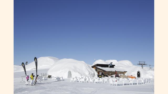 Grandvalira Igloo Hotel, en Andorra. Hay que prestar una atención special en los detalles: reside una atmósfera de romanticismo y elegancia a través de las decoraciones en las paredes que simbolizan flores, criaturas míticas y ornamentos únicos. Además, l