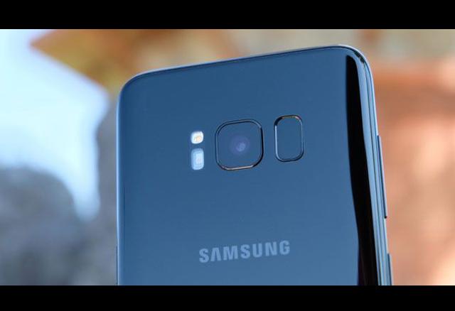 Foto 1 | Samsung Galaxy S9. El diseño de los dos nuevos S9 seguirá en la línea de sus antecesores: la pantalla de 18,5:9 será la gran protagonista del terminal, y lo único que está por ver es si repetirán los tamaños de 5,8 y 6,2”, respectivamente, por los que ya apostaron el año pasado. Podemos dar por hecho que vendrán acompañados de un diseño de la más alta gama. 
Por lo que se ha sabido en los últimos días, Samsung dará más importancia a la tecnología de reconocimiento facial. Esta nueva funcionalidad responderá al nombre de Escaneo inteligente, y más que una novedad de hardware parece que será una nueva funcionalidad de software: aprovechando las tecnologías de reconocimiento facial y escáner de iris que ya traían los S8, Samsung combinará ambas funcionalidades en su nuevo S9 para ofrecer mejores resultados y así facilitar el desbloqueo del teléfono sin necesidad de recurrir al lector de huellas dactilares.

En lo que se refiere a las características, nos podemos esperar ver el último procesador de Samsung (Exynos 9810), desde 4 GB de RAM, una cámara dual al menos para la versión del Galaxy S9+ y, en resumen, todas y cada una de las características que este año le pediremos a los mejores móviles.