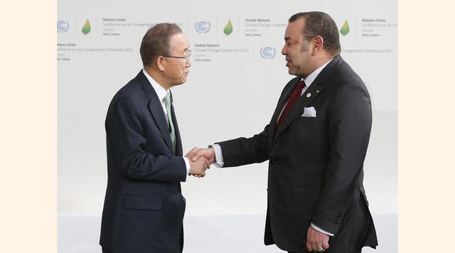 El rey Mohammed VI de Marruecos (derecha) es recibido por el secretario general de las Naciones Unidas Ban Ki-moon, a su llegada a la Conferencia Mundial sobre el Cambio Climático en Le Bourget, fuera de Paris. (Foto: AP)