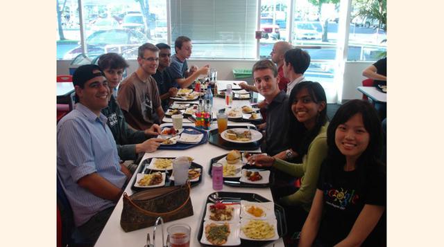 Además, Google fue la primera gran empresa de tecnología para ofrecer comidas gratuitas a sus empleados. La cafetería Google se convirtió en parte de la leyenda de Silicon Valley.