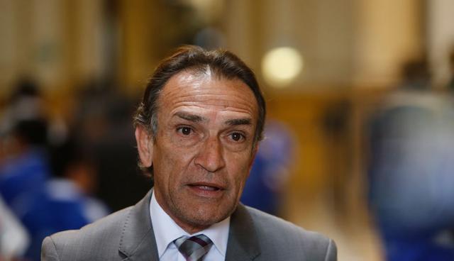 FOTO 8 | Este no fue el único caso de Becerril y las fotos de mujeres con poca ropa. Se difundió una foto suya en el Congreso, en donde observa imágenes de una mujer en lencería en su teléfono. Por supuesto, el legislador alegó que se trataba de un montaje. (Foto: USI)