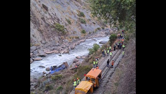 Operario fallecido y otros dos heridos fue el lamentable saldo del descarrilamiento y volcadura de un tren de carga, debido a un derrumbe ocurrido en el kilómetro 80 de la vía férrea Ollantaytambo-Machu Picchu. (Foto: @Josvicsa)
