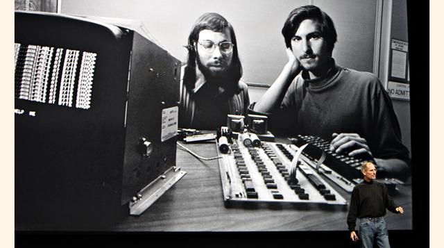 Steve Wozniak y Steve Jobs, Aunque habían sido amigos desde secundaria, estos dos jóvenes que abandonaron la universidad recibieron reconocimiento en el mundo de los ordenadores por haber trabajado en un juego en Atari. Gracias a sus esfuerzos ahora Apple