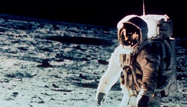 FOTO 2 | Los trajes espaciales de la misión Apolo 11 fueron confeccionados a mano por trabajadores de la marca de lencería Playtex. Estaban compuestos por 21 capas aislantes y protectoras hechas con diferentes materiales como nailon, neopreno, teflón o nomex. (Foto: NASA)