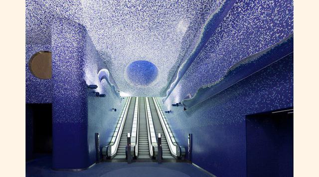 Estación Toledo, Nápoles. Diseñada por el arquitecto catalán Oscar Tusquets Blanca, dentro de la iniciativa "Estaciones de Arte" fomentada por el gobierno de la ciudad italiana. (Foto: BBC)
