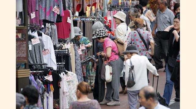 Las importaciones fueron aumentando en los últimos 10 años, y los diseñadores japoneses con ambiciones internacional, como el famoso Yohji Yamamoto o la marca Sacai, prefieren desfilar en París antes que en Tokio.