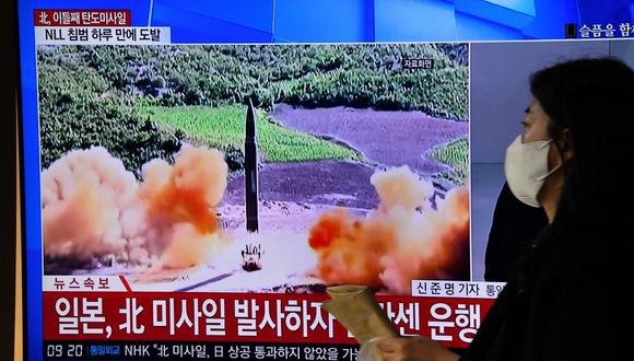 Una mujer pasa frente a una pantalla de televisión que muestra una transmisión de noticias con imágenes de archivo de una prueba de misiles de Corea del Norte, en una estación de tren en Seúl el 3 de noviembre de 2022. Fotógrafo: Jung Yeon-Je/AFP/Getty Images