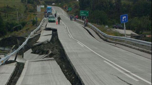 El sismo se sintió en las regiones chilenas de Biobío, La Araucanía, Los Ríos y Los Lagos. De inmediato, personas de los lugares afectados compartieron impresionantes imágenes del estado de las carreteras en sus cuentas de Twitter.  Foto: @elPatron_Sergio