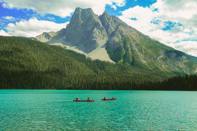 Lago Esmeralda (Canadá). Se sitúa en el parque nacional Yoho de Canadá, en la Columbia Británica, a unos 1.300 metros de altitud, rodeado de la cordillera President.
