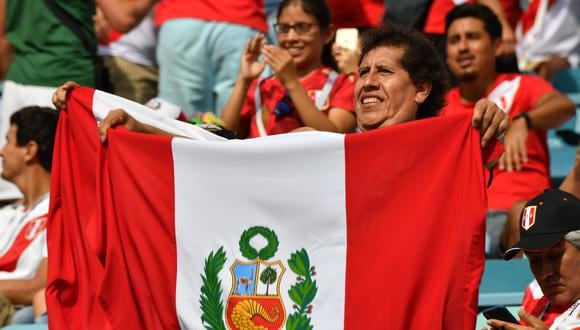 Los peruanos manifiestan su amor a la patria de diversas formas. (Foto: AFP)