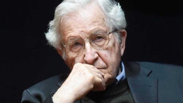 Foto 8 | Noam Chomsky: Es el principal precursor de la gramática generativa, disciplina que pertenece a la investigación lingüística. A través de sus descubrimientos, modificó los métodos de investigación y estudios con respecto al lenguaje en la actualidad.