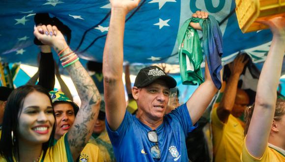 Los partidarios del presidente brasileño Jair Bolsonaro participan en una manifestación contra los resultados de la segunda vuelta electoral, frente al cuartel general del Ejército en Brasilia, el 15 de noviembre de 2022. (Foto de Sergio Lima / AFP)