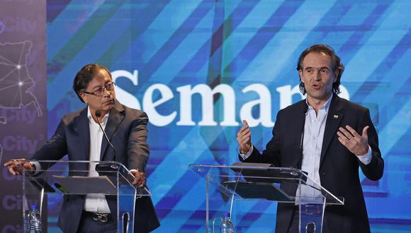 El candidato presidencial por la coalición Equipo por Colombia, Fico Gutiérrez (der), y el candidato por el Pacto Histórico, Gustavo Petro, participan en el debate presidencial. (EFE/ Mauricio Dueñas Castañeda).
