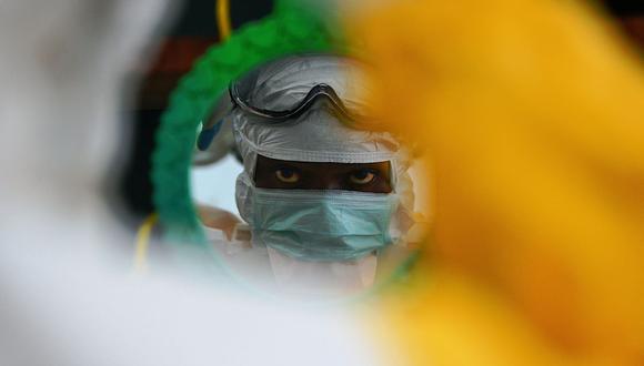 La Organización Mundial de la Salud (OMS) desplegará “rápidamente” los medios, entre ellos dosis de vacunas, para ayudar a Guinea a enfrentar este rebrote de Ébola, informó el representante de la agencia de la ONU en Conakry, Alfred George Ki-Zerbo. (Foto: AFP).