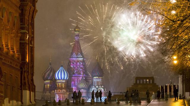 Por un momento, el frío de la ciudad de Moscú quedó en el olvido por el calor de los fuegos artificiales que celebraban la llegada del año nuevo. (Foto: AP).