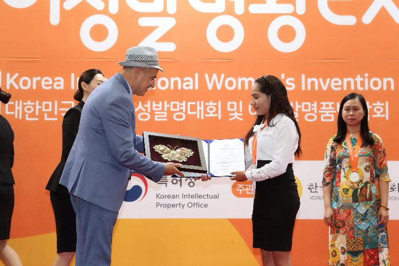 Pamela Casimiro recibiendo un premio en Korea. (Foto: Archivo de Pamela Casimiro)