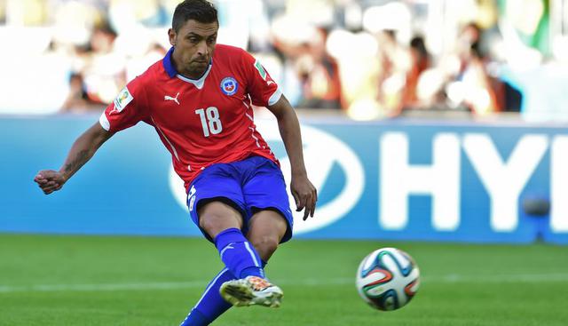 Gonzalo Jara |El acompañante de Medel sería Gonzalo Jara, otro defensor central con buena salida en ataque. Según Transfermarkt.es, su precio en el mercado internacional está valorizado en casi 2 millones de dólares. (AFP)