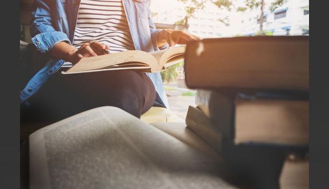 FOTO 13 | 13. Lee, lee, lee
Hacerlo tiene muchos beneficios como lo es enaltecer tu imaginación y mantener tu cerebro atento a cosas nuevas. Vuelve de la lectura un hábito y hazlo siempre.
(Foto: Freepik)