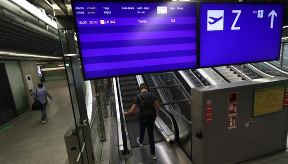 Los usuarios necesitarían reprogramar las fechas de sus viajes, si el Gobierno decide no abrir las fronteras en las fechas esperadas por aerolíneas. (Foto: referencial / AFP).