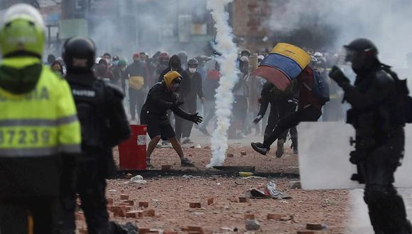 Manifestantes y miembros del Escuadrón Móvil Antidisturbios (ESMAD) se enfrentan durante una jornada de protestas hoy, en Madrid, municipio cercado de Bogotá (Colombia). (Foto: EFE/ Mauricio Dueñas Castañeda).